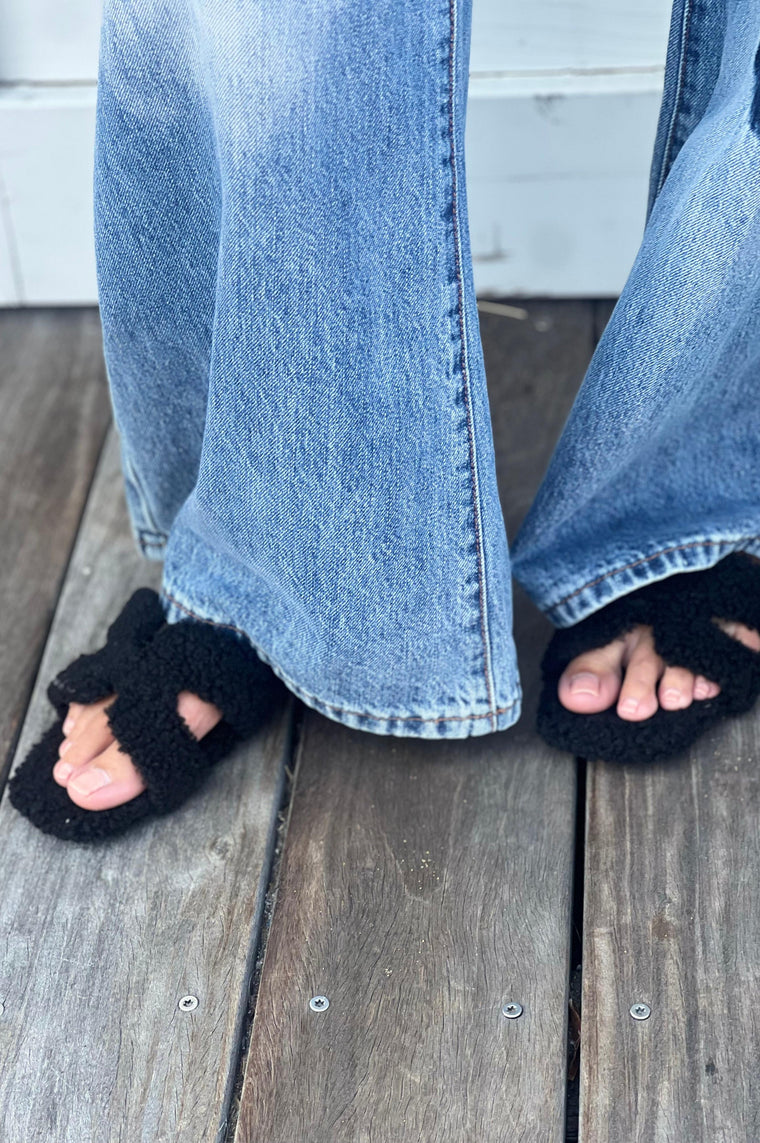 Sherpa H-shaped Slip On Sandal Black